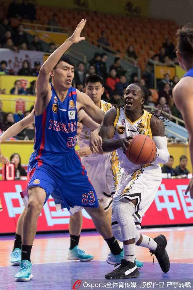 青春风暴席卷津门,广厦主场三十一分大破天津 广厦队核心福特森在人群中如闪电般撕破防线,高速持球推进,眼神坚毅地指挥着队友的跑位。