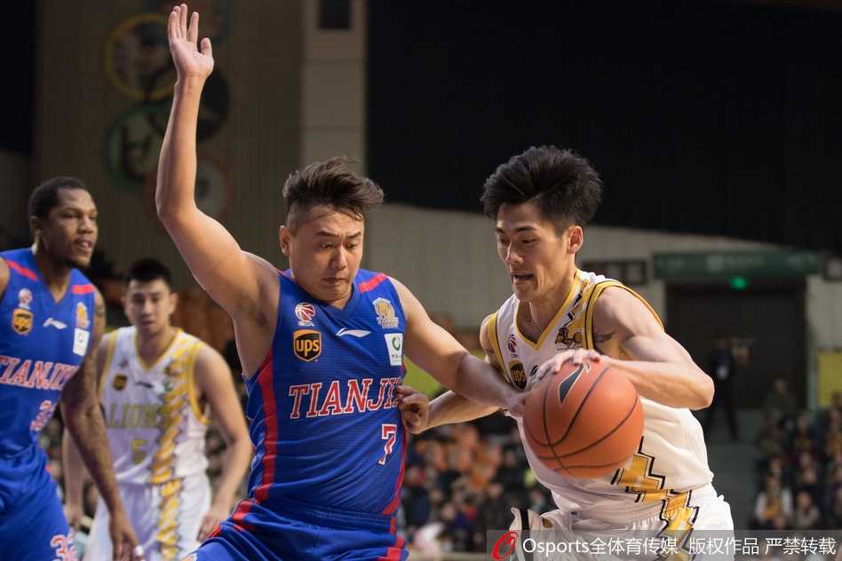 青春风暴席卷津门,广厦主场三十一分大破天津 天津队杰特运球过半场,面对两人包夹防守毫无惧色,利用娴熟的背后运球试图摆脱纠缠。