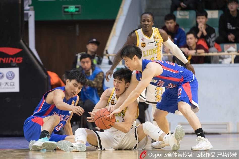 青春风暴席卷津门,广厦主场三十一分大破天津 广厦外援博洛西斯内线强打,利用敦实的身体靠开防守,单手抓球准备完成一次势大力沉的暴扣。