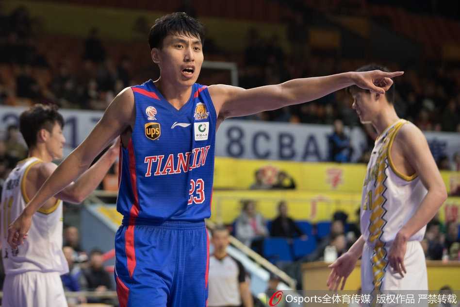 青春风暴席卷津门,广厦主场三十一分大破天津 天津队霍尔曼篮下卡位要球,面对旧主广厦队的防守,肌肉紧绷,充满了力量对抗的张力。