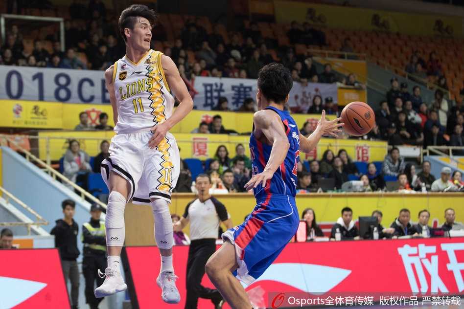 青春风暴席卷津门,广厦主场三十一分大破天津 广厦小将孙铭徽快速反击中如一道白色闪电,眼神坚定望向篮筐,准备完成一次精彩的快攻上篮。