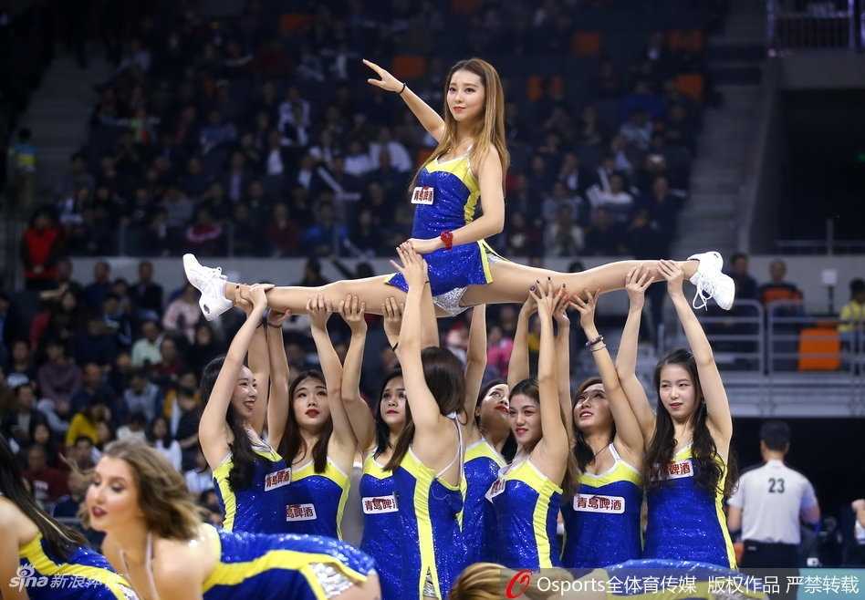 表演结束后，啦啦队成员面向观众席挥手致意，学生服的背影与场内耀眼的灯光交织，为这段精彩的表演画上了圆满的句号。