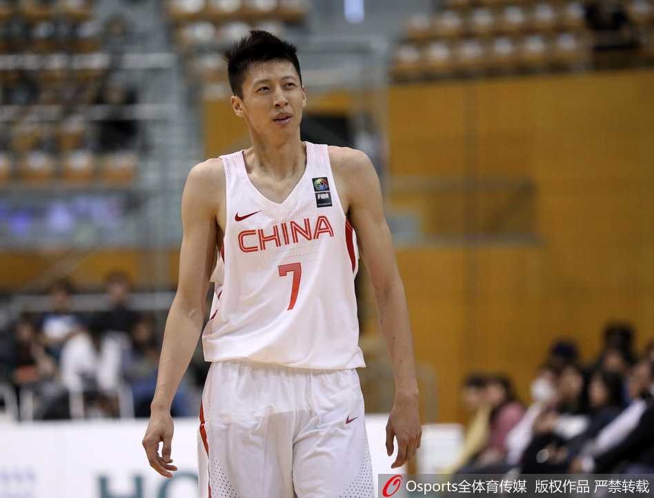 大胜后的中国国奥替补席一片欢腾，队员们挥舞着毛巾，脸上洋溢着属于年轻人的自豪与喜悦。