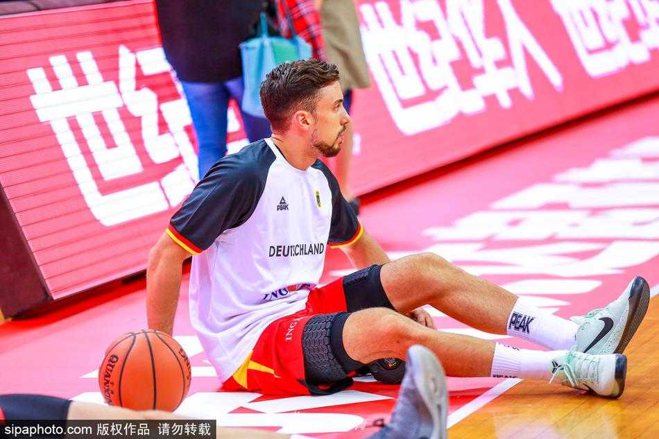 德国队训练场上，一位年轻球员在烈日下进行运球突破练习，眼神专注而坚定，汗水挥洒在羊城的热土上，仿佛已闻到欧锦赛大战前的硝烟味。