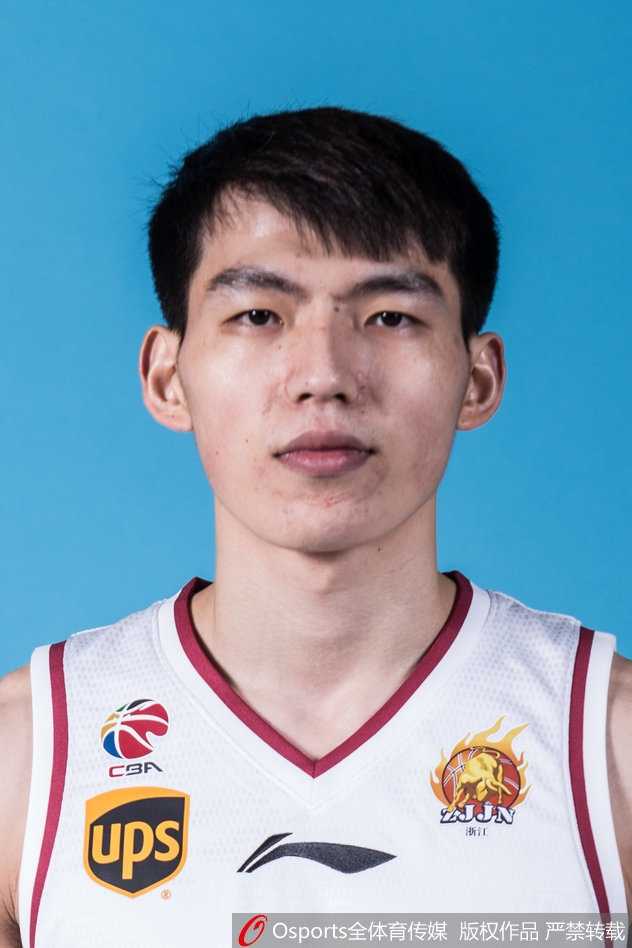 队长吴前身着新赛季战袍，眼神坚毅如炬，仿佛要将整个滨江体育馆的灯光都点燃。