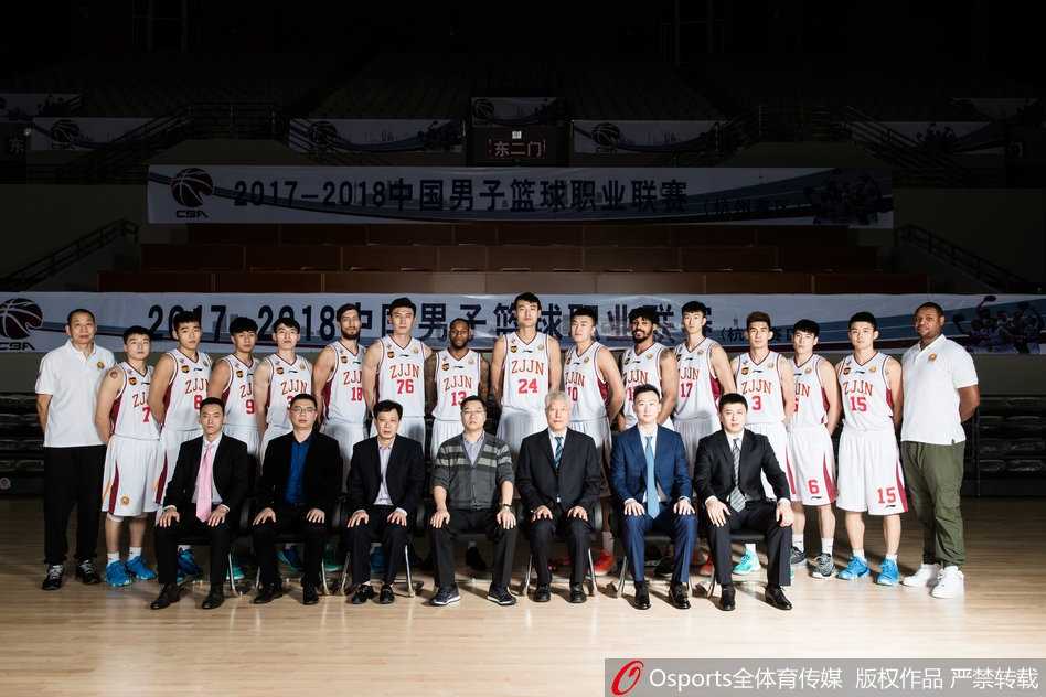 张大宇等内线球员展示肌肉线条，身后崭新的滨江体育馆座椅排列整齐，映衬出将士们的雄壮气势