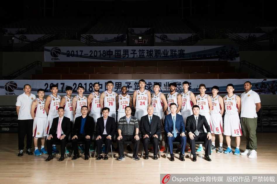 新援威姆斯面带微笑，身形矫健，这位经验丰富的外援将用全能表现为年轻球队保驾护航