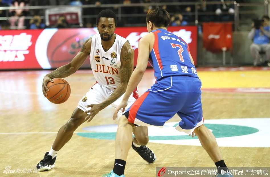 兰德里在天津队内线翻江倒海，他强硬地扛开防守队员，用一记势大力沉的暴扣宣告着吉林队禁区的绝对主权。