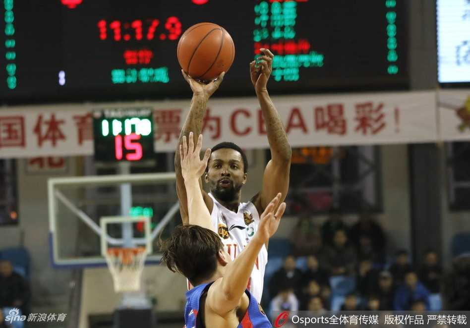 高诗岩如灵猫般穿梭于对手的防线之间，他冷静地指挥着队友跑位，眼中闪烁着与年龄不符的果敢与睿智。