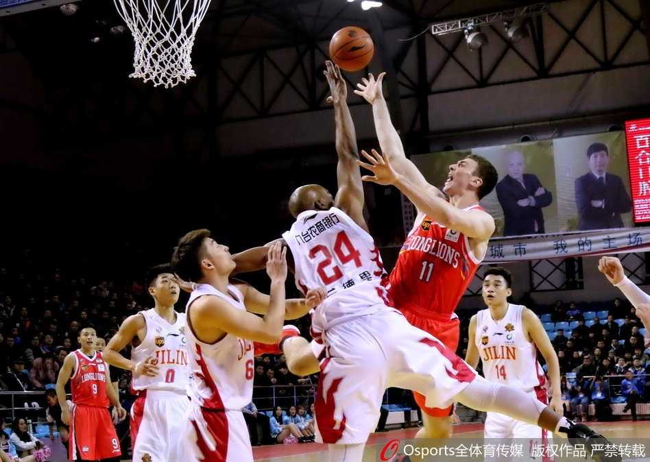 面对兰德里遮天蔽日的防守，广州外援汉斯布鲁依然强硬地起跳上篮，肌肉碰撞的声音仿佛穿透了画面，让人感受到内线搏杀的惨烈。