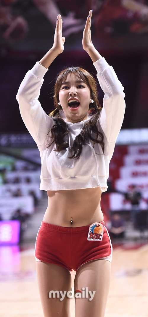 韩国篮球宝贝热舞助阵,曼妙身姿点燃职业联赛激情赛场 活力四射的啦啦队员侧身热舞,紧身服饰勾勒出健康的身体曲线,笑容极具感染力。