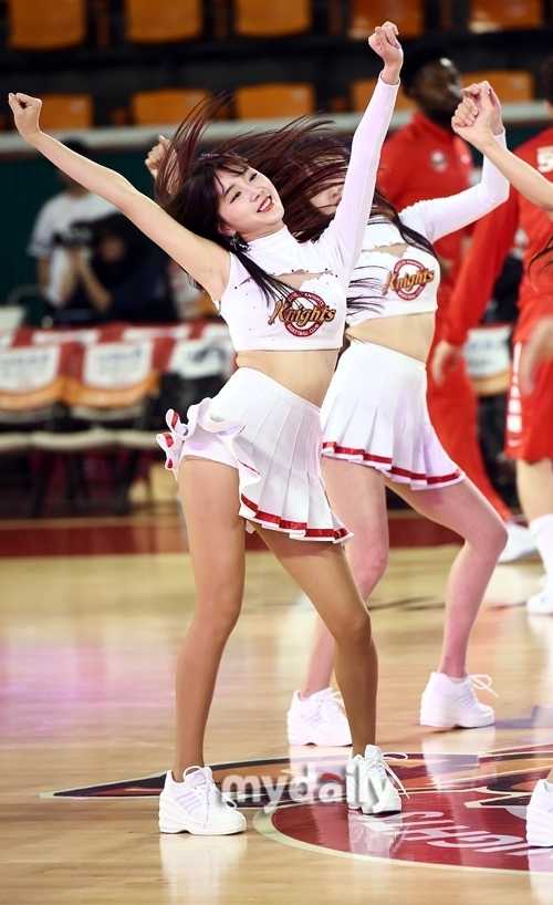 韩国篮球宝贝热舞助阵,曼妙身姿点燃职业联赛激情赛场 舞蹈中飘逸的动态瞬间,裙摆飞扬,展现出舞者柔韧的身体控制和充满活力的舞台表现力。