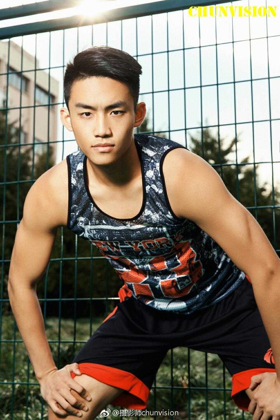 午后阳光斜洒在少年的侧脸，他微微蹙眉，专注的眼神紧盯着篮筐，仿佛整个世界都静止在这一刻的起跳之前。