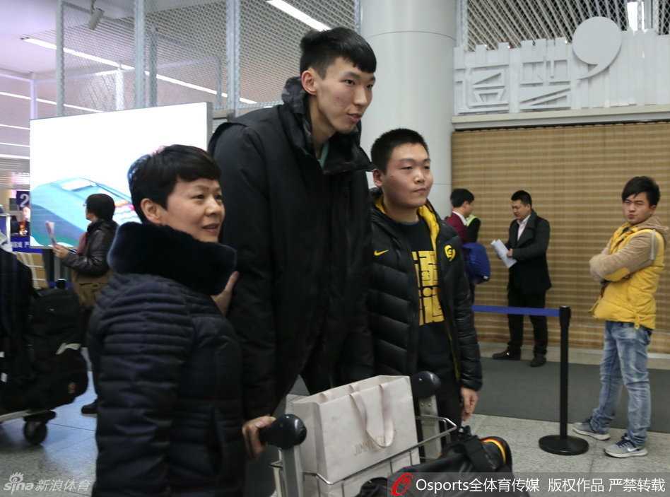 飞虎归来:记新疆广汇男篮2017半决赛后返乡 队长可兰白克一身休闲装扮走出,他双手合十,向热情守候的球迷们表达着由衷的感谢,眼神中充满温情。