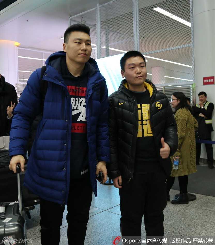 飞虎归来:记新疆广汇男篮2017半决赛后返乡 李根被热情的球迷层层包围,他手拿签名笔,正低头为一位身穿他球衣的小球迷签名,脸上挂着亲切的笑容。