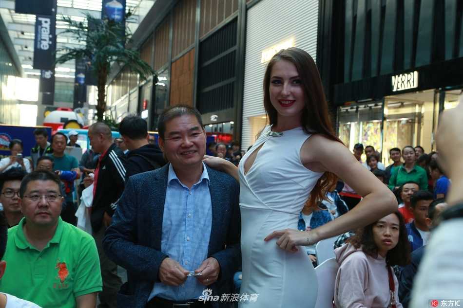 飞虎荣耀 疆来有你——回首一七赛季前的热血相聚 飞虎将士们身着便装,微笑着走向球迷,他们的眼神中闪烁着对新赛季的憧憬与坚定,仿佛在说‘新赛季,我们准备好了!