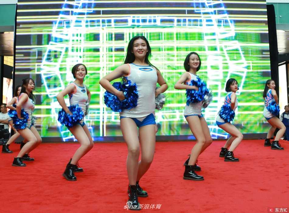 飞虎荣耀 疆来有你——回首一七赛季前的热血相聚 在‘心有灵犀’游戏环节,一位球员做出夸张的动作让球迷猜词,逗得身旁的队友和围观群众前仰后合,现场气氛热烈至极。