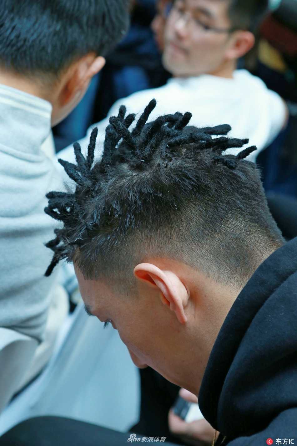 飞虎荣耀 疆来有你——回首一七赛季前的热血相聚 阿不都沙拉木与俞长栋并肩而坐,耐心倾听球迷的提问,背景中隐约可见‘新疆劳道’的标语,诉说着这片土地对篮球最纯粹的爱。