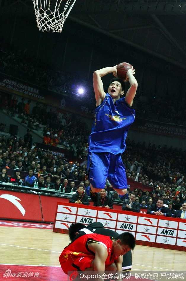 年轻的大郅腾空而起，单手劈扣，身形舒展，眼神坚毅，开启了本土球员征服篮筐的新纪元。