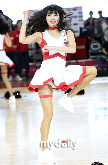 比赛暂停间隙，啦啦队员们在场上激情热舞，修长身姿随音乐律动，飞扬的发丝散发着无限活力。