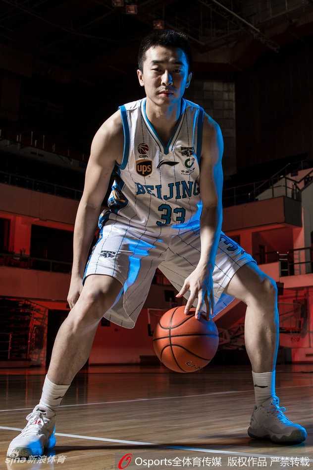 方硕侧身而立，一束暖光勾勒出他坚毅的面部轮廓，背景是虚化的蓝色光斑，仿佛他正从光影的隧道中走来，带着与生俱来的大将之风。