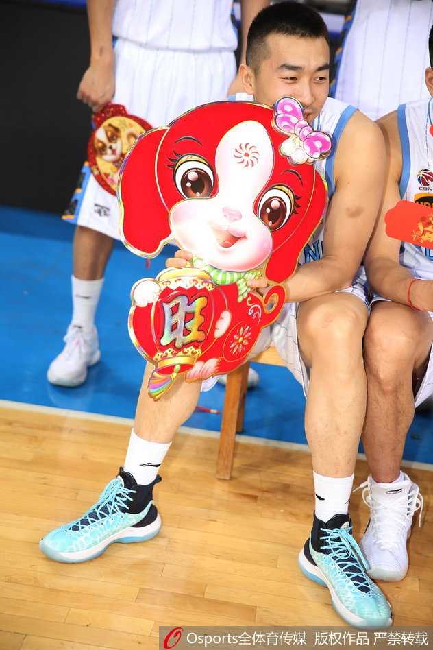 霹雳鸭从身后环抱住朱彦西，朱彦西露出无奈又宠溺的笑容，十分享受