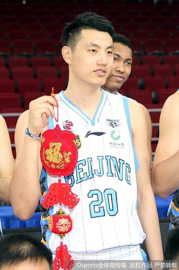 霹雳鸭用毛茸茸的爪子逗弄一只小黄狗，小狗一脸无辜，画面搞笑又治愈