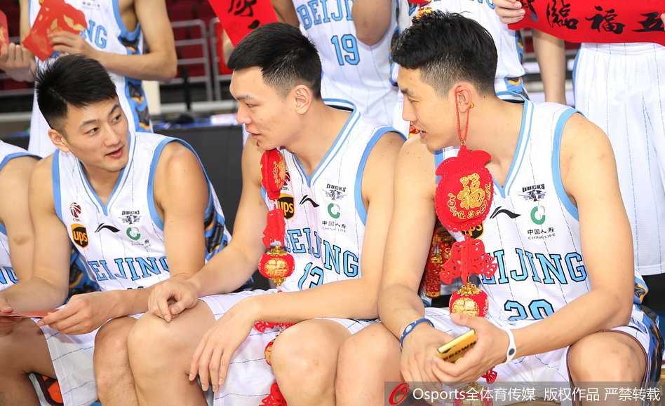 全队围在一起，手中抱着各种憨态可掬的小狗，面对镜头留下新年大合影