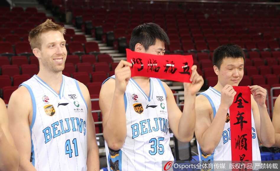 霹雳鸭张开双臂热情拥抱翟晓川，两人互动默契，背景满是喜庆红色