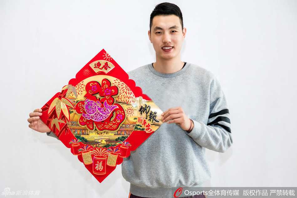 全队大合影时刻，大家挤作一团，笑声不断，有人搞怪地举着红包挡在脸前，有人则伸出大拇指点赞，画面定格了最真实、最欢乐的瞬间。