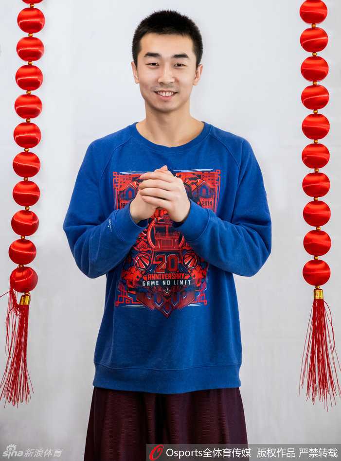 翟晓川单独出镜，手持一个巨大的“福”字，笑容满面地向镜头拜年，背景的红色灯笼渲染出浓浓的节日氛围，仿佛在说：祝大家福气满满！