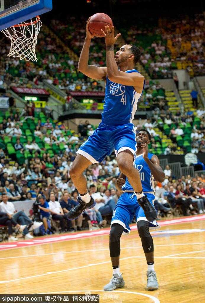 中国男篮红队主教练李楠在场边神情专注地指挥比赛，他手中紧握着战术板，眼神紧盯着场上局势，不时向弟子们传达着最新的战术部署。