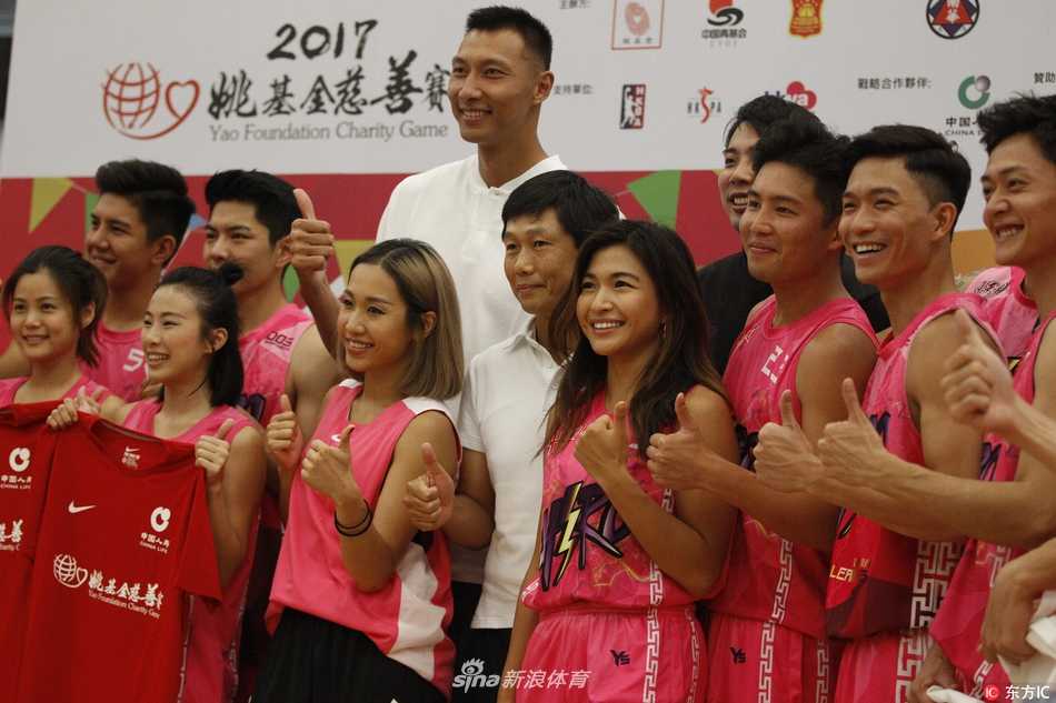 身着一袭简约白衣的易建联现身嘉年华现场，他面带标志性的沉稳微笑，仿佛一缕温煦的阳光，为在场热爱篮球的香港少年们带来无声的鼓励与支持。