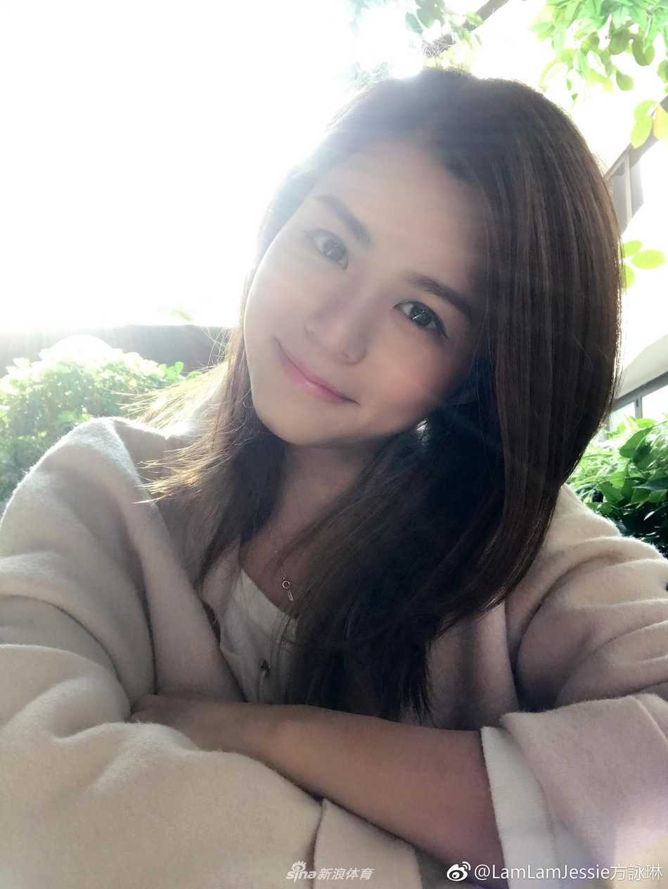 身著白色球衣的方泳琳在比賽中突破防守，飄逸的長髮與專注的眼神交織出球場上最美的一道風景線