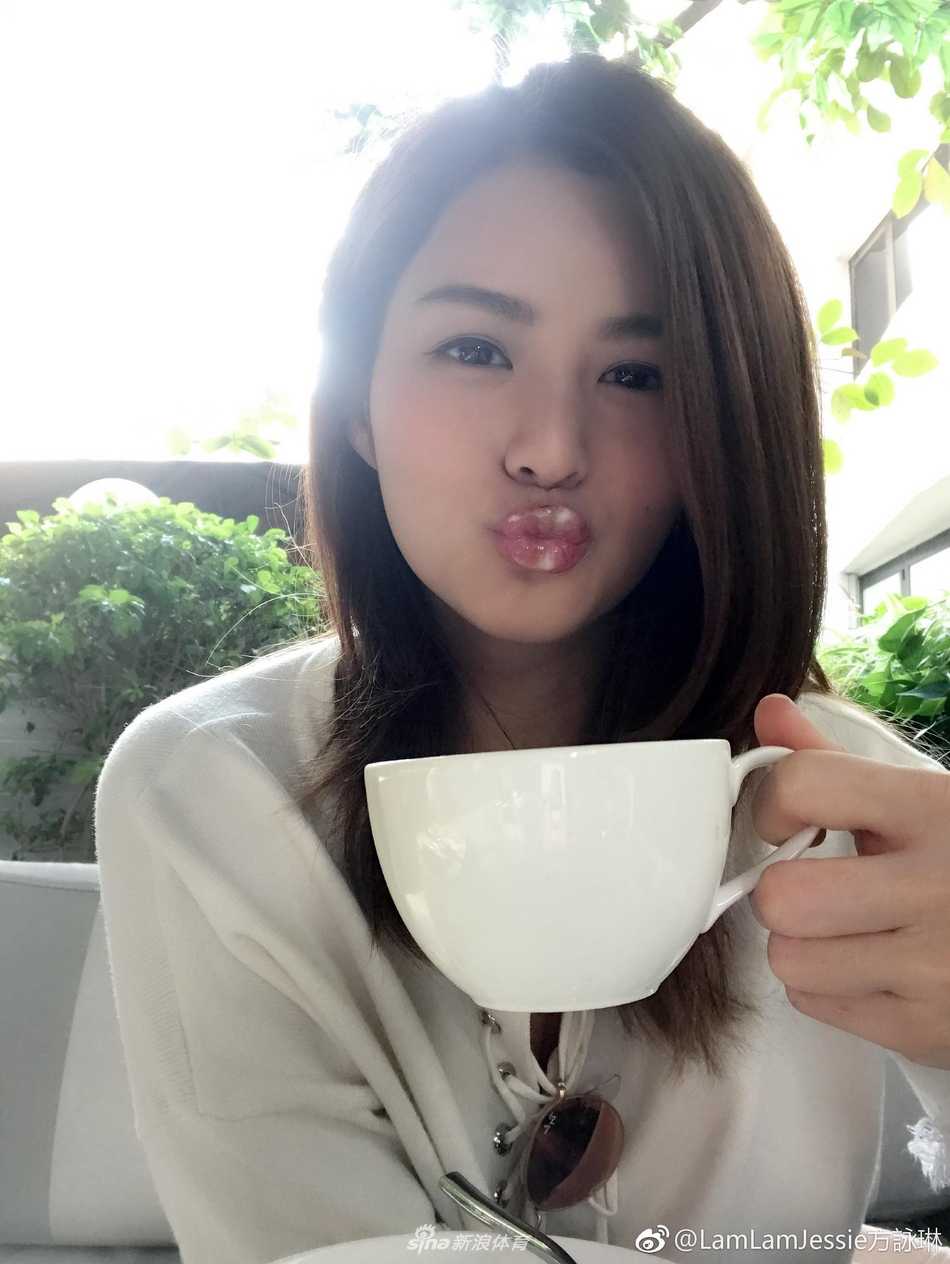 方泳琳身著休閒服裝展現甜美氣質，鄰家女孩般的親切笑容讓人不禁想起電影中那個讓所有人著迷的沈佳宜