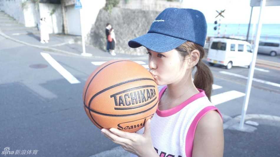 私下里的方泳琳换上休闲碎花裙，坐在海边眺望远方，清新自然的风格与球场上的她形成反差，展现出邻家女孩的温柔气质。