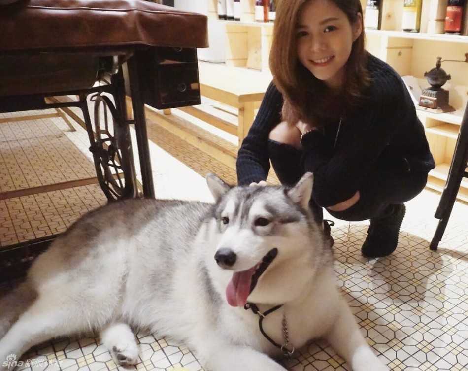 穿着休闲卫衣的方泳琳站在街头，手拿篮球对镜头俏皮眨眼，将运动的活力与少女的娇憨完美融合，甜美度爆表。