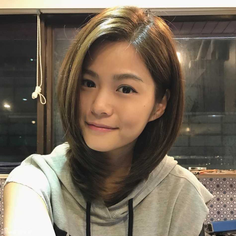 夕阳余晖下，方泳琳抱着篮球坐在场边休息，汗湿的发丝和满足的笑容，定格了她对篮球十年如一日热爱的动人瞬间。