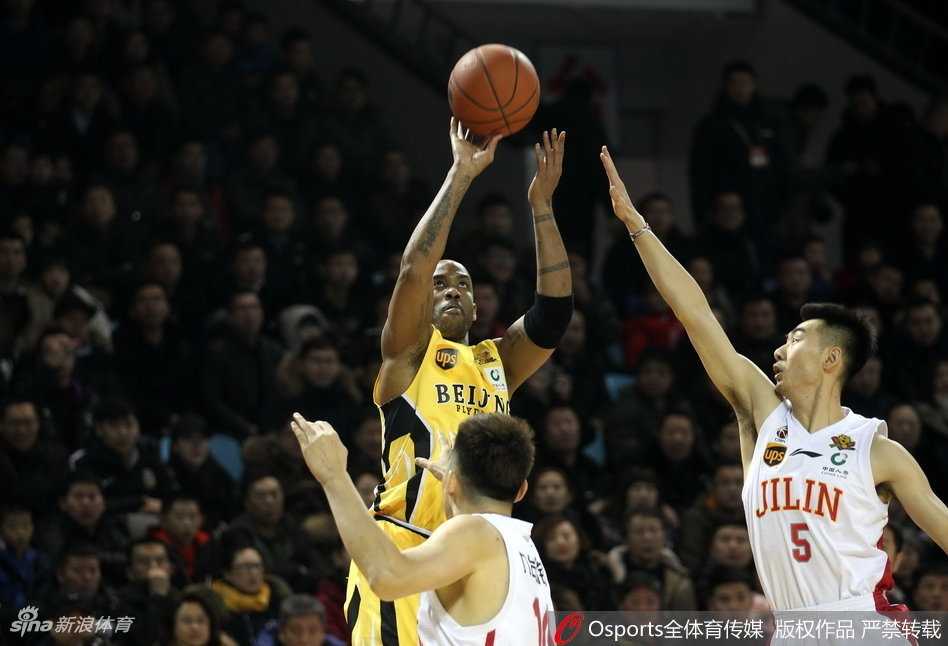 吉林外援兰德里在激烈拼抢中高高跃起，用指尖轻轻一点，将球拨向自己更有利的争抢位置。