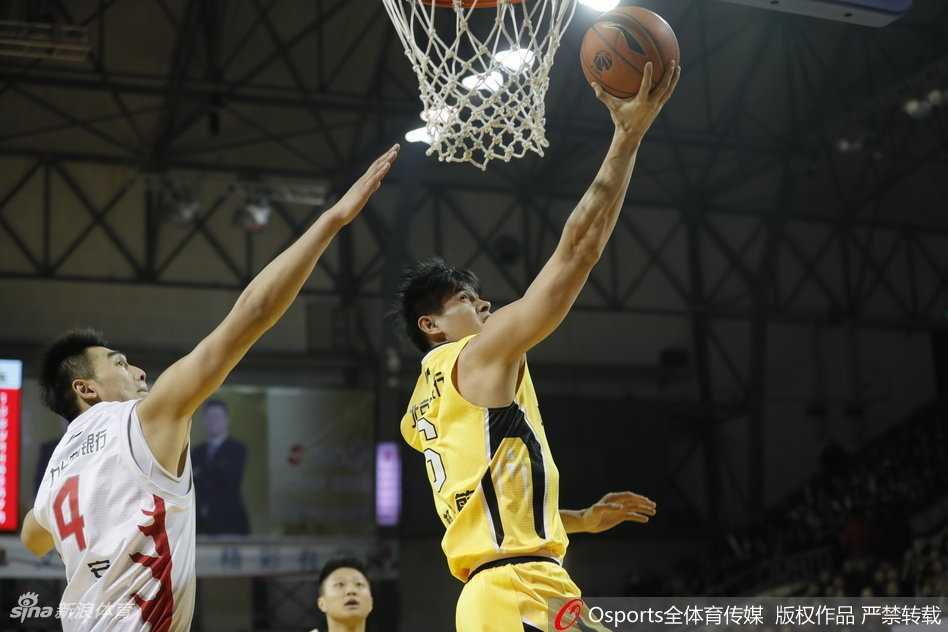 马布里在客场比赛中眼神坚毅，持球面对吉林队防守球员，他的每一次突破都让主队防线风声鹤唳。