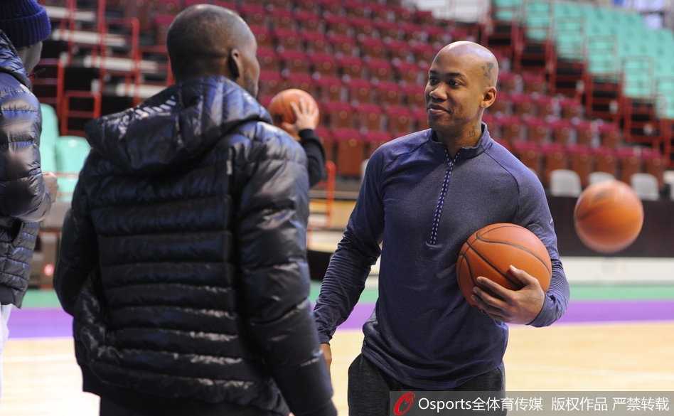 马布里与“哈小宝”的京城之约:那一抱,胜过千言万语 马布里穿着白色训练T恤,双手搭在哈德森肩上,眼神坚定地看向前方,仿佛在说‘看,这是我们打下的江山’,哈德森则笑着随他望向同一方向。