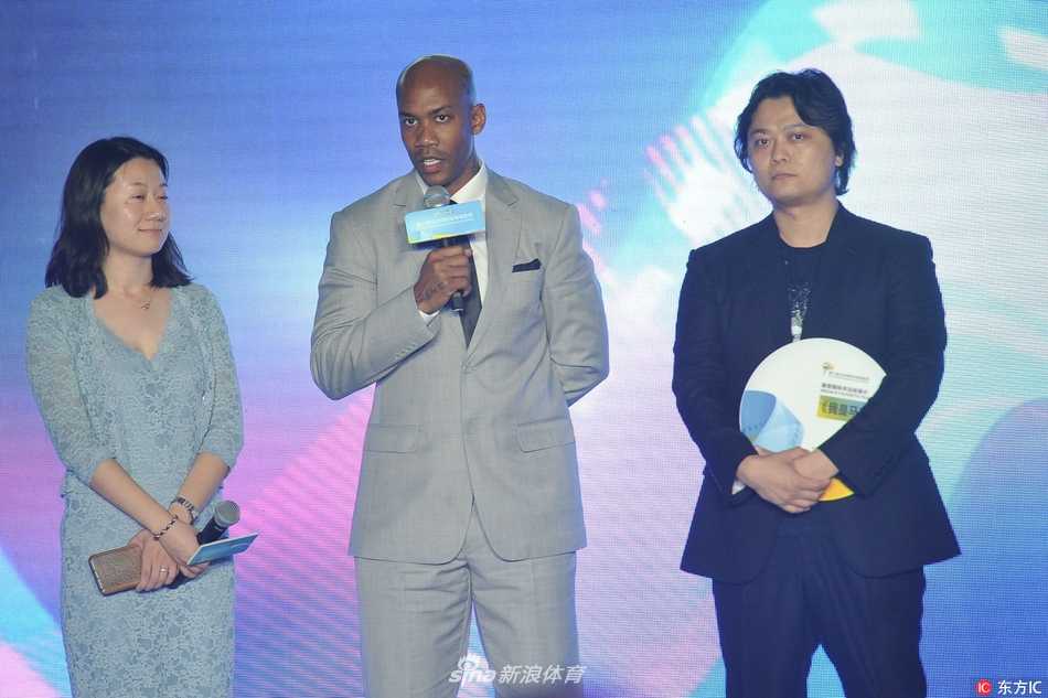 开幕式舞台上，众多嘉宾共同启动本届体育电影周，马布里作为特邀嘉宾站在舞台中央，与众人一起见证这一荣耀时刻。