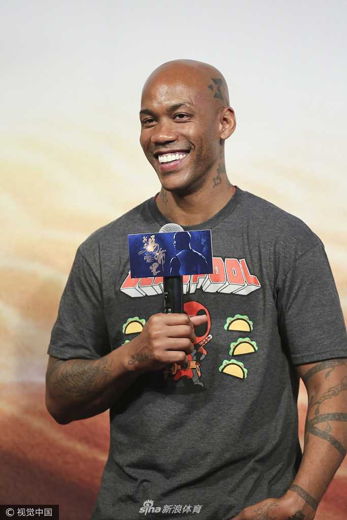 发布会上的马布里戴着时尚的棒球帽，眼神专注而明亮，他正在向台下的媒体和球迷讲述拍摄电影时的趣事，那份对篮球的热爱透过肢体语言感染着在场的每一个人。