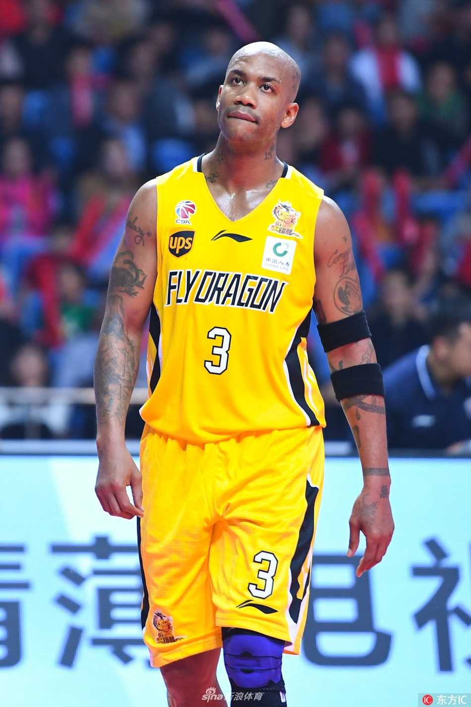 比赛结束后，马布里走向球员通道，他脱下那件引发争议的球衣搭在肩头。汗水浸透了衣衫，他低头沉思，身后是喧嚣的球场，这一瞬间的孤独与坚毅，定格了这位传奇外援在CBA最后一季的起点。