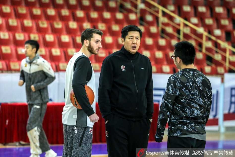 全体球员围成一个圈，马布里站在圆心振臂高呼，新外援和队友们齐声响应，团结一心的气势仿佛要冲破训练馆的屋顶，直指明日的战场。