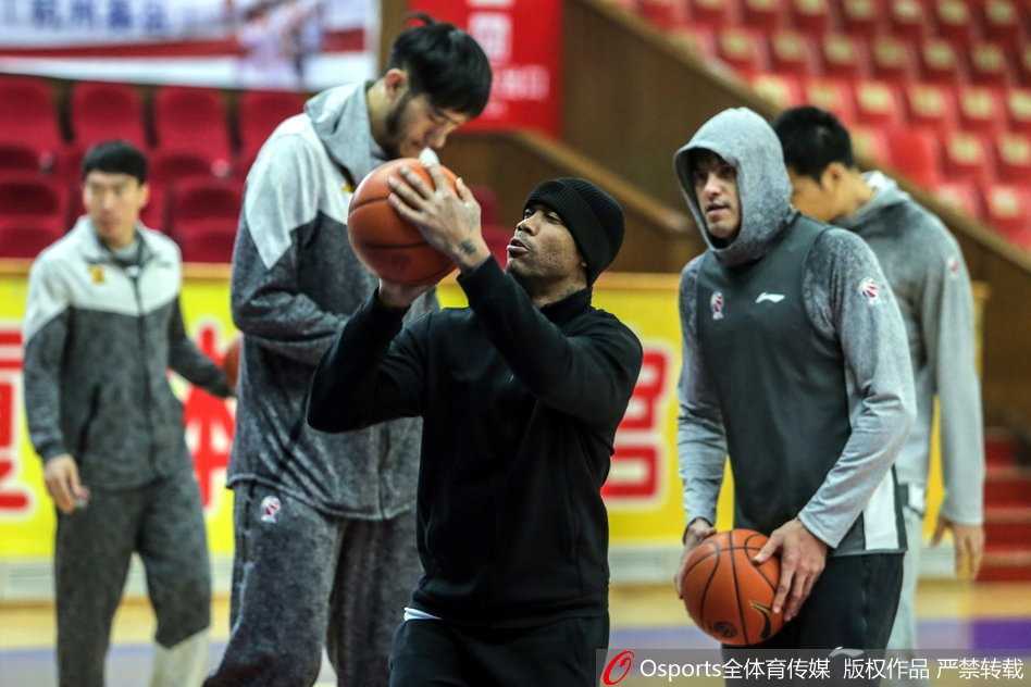 训练结束后，马布里与新外援并肩坐在场边，两人一边拉伸一边复盘着刚才的配合，身后是空旷的看台，仿佛预示着新老交替的序曲正在悄然奏响。