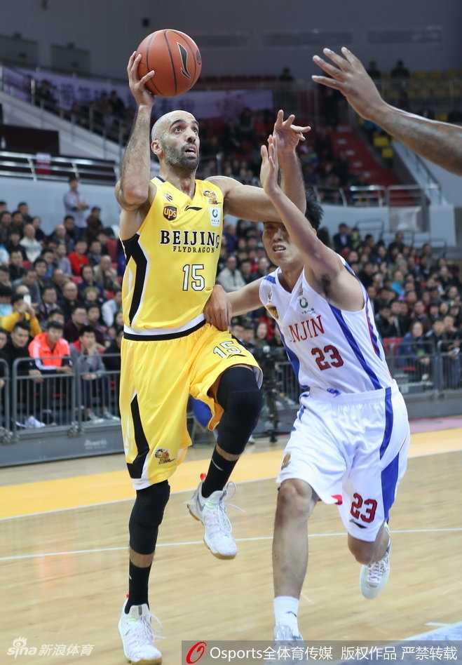 天津队本土悍将张智涵眼神坚毅，在快攻中如闪电般奔袭，他高高跃起的上篮帮助天津队在关键时刻稳住阵脚，点燃了全场球迷的热情。