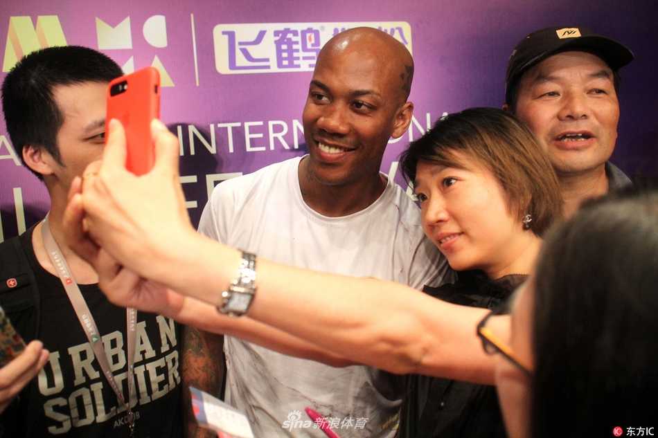 身着时尚休闲装的马布里亮相见面会现场，他脸上洋溢着标志性的灿烂笑容，仿佛在向所有人宣告，这个电影跨界之旅让他感到无比新鲜与兴奋。