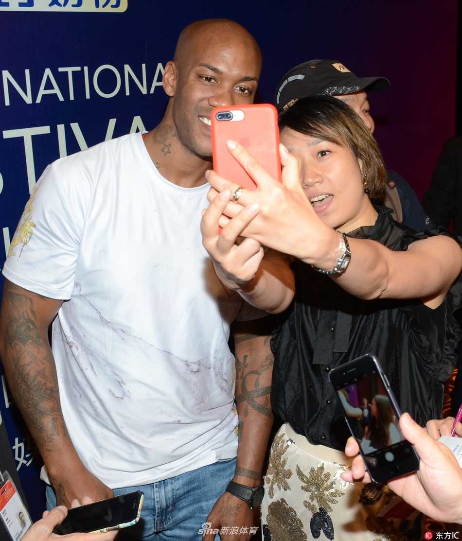 马布里坐在媒体采访区，面对镜头时而搞怪地撇嘴，时而认真地倾听提问，表情管理切换自如，展现了他在篮球场外作为演员的多面性和表现力。