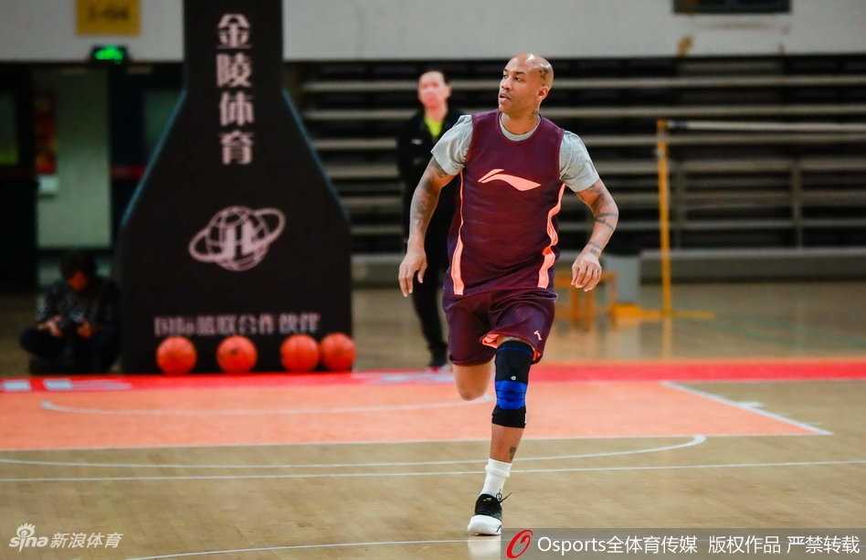 马布里双手抱胸站在场边，目光如炬地注视着弟子们的跑位，嘴角不自觉地上扬，仿佛对球队的战术执行力感到十分满意。